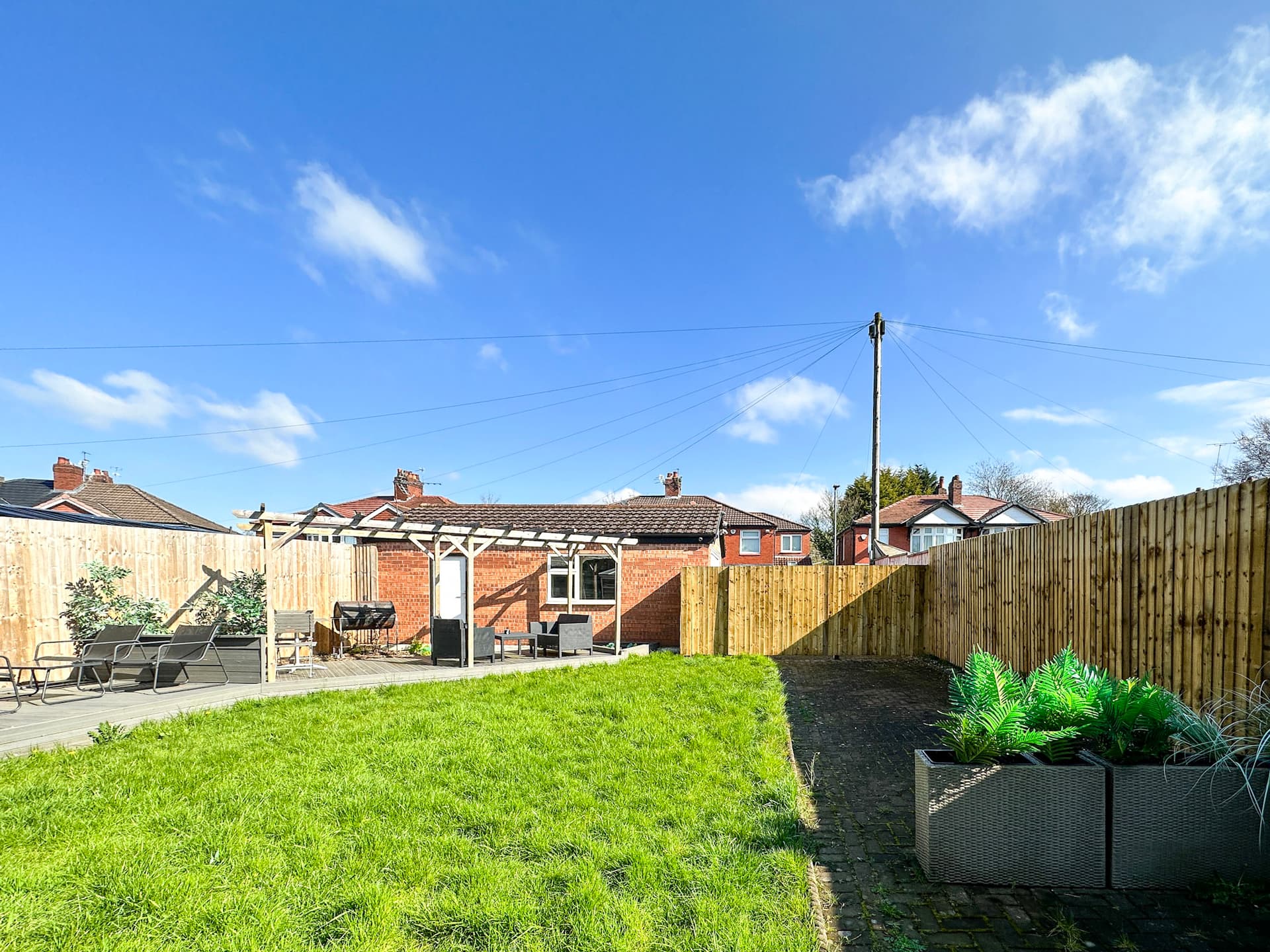 5-Bed Manchester Home | Jacuzzi | Free Parking! - Image 4