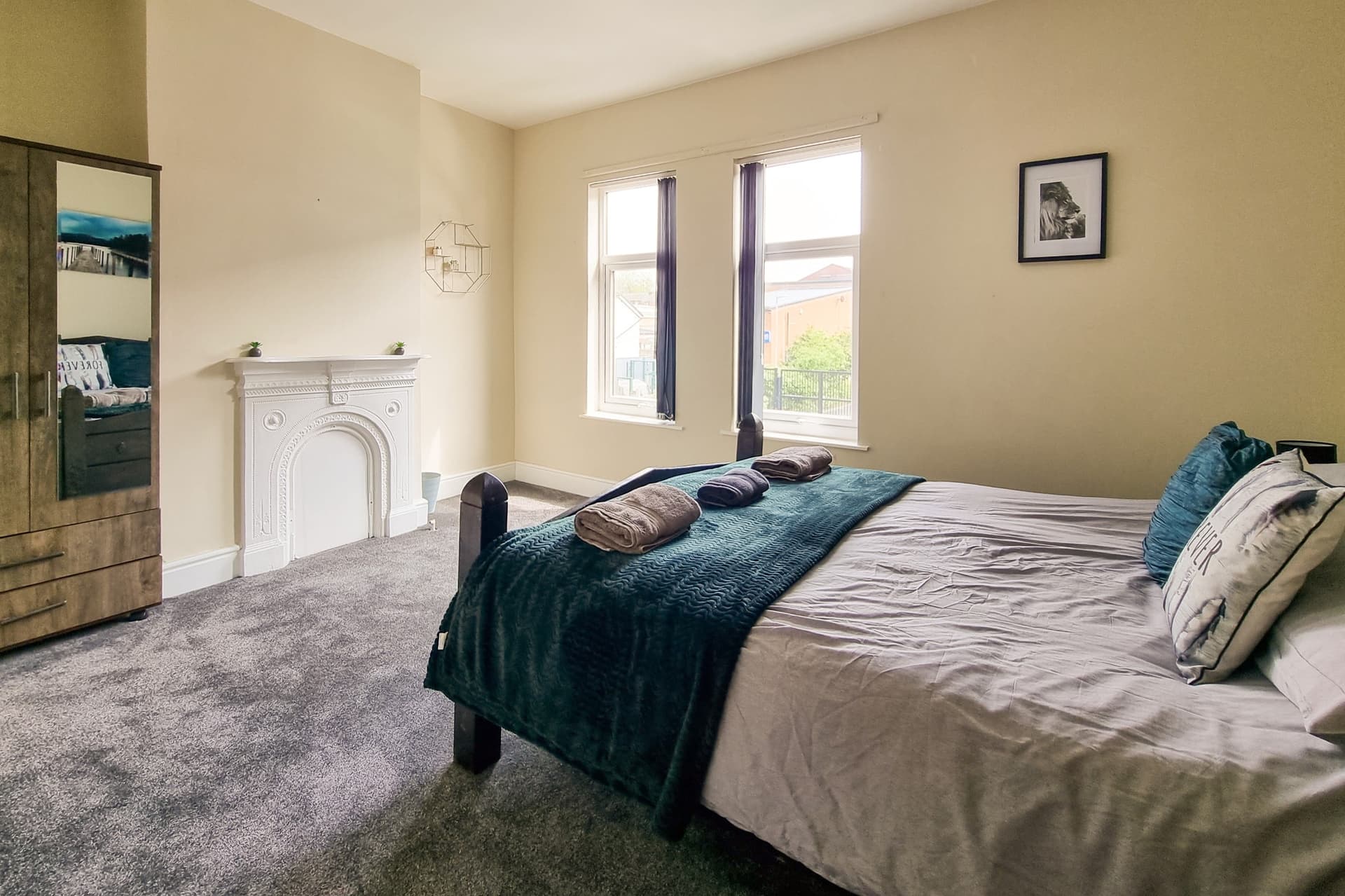 Rustic Ebony Suite with Free Parking - Image 5