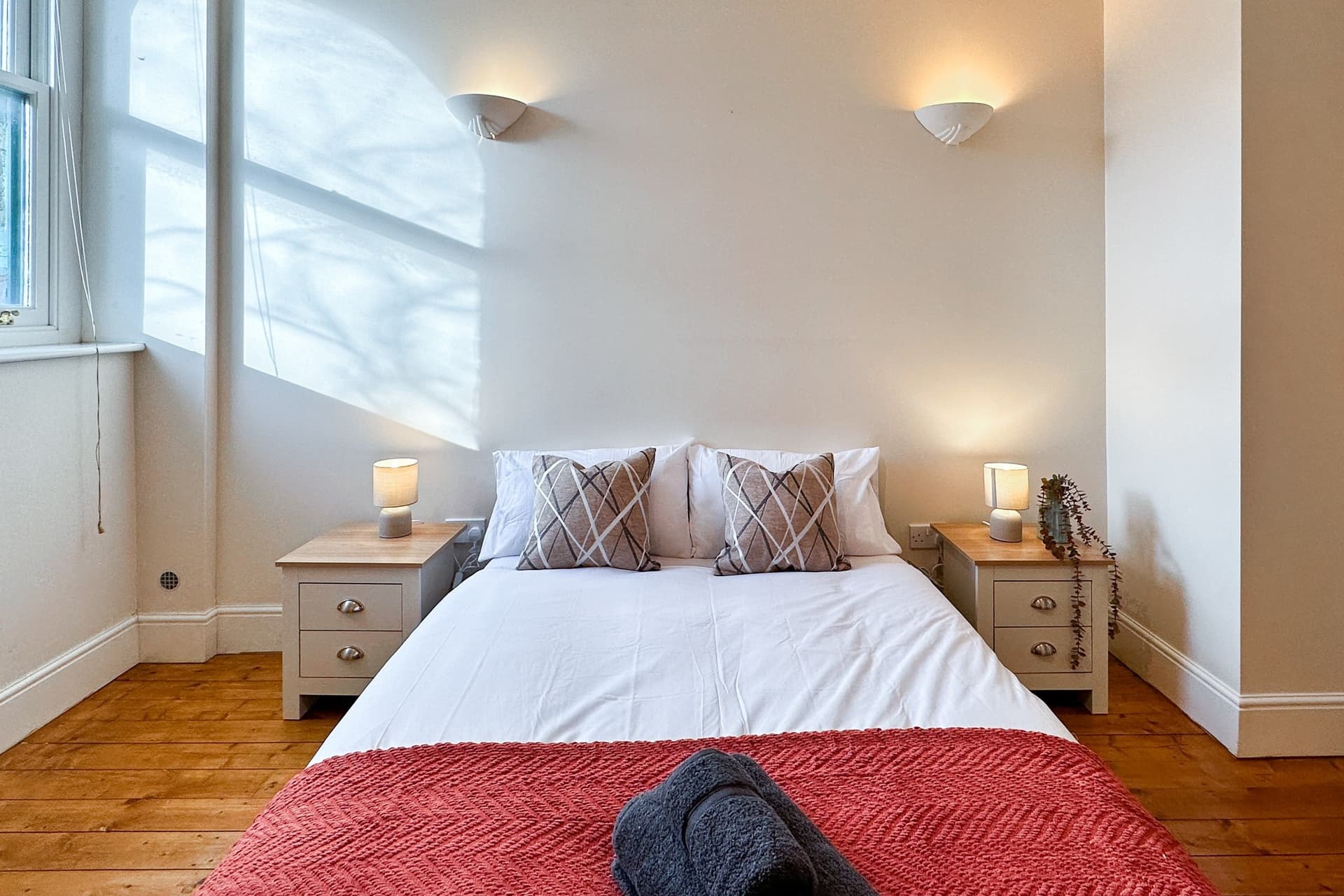 Whalley Range Hideaway 7mins to City with Parking - Image 2