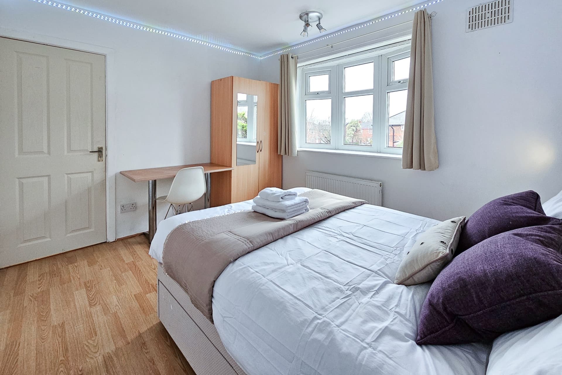 Spacious 6-Bed Manchester Home | Parking | Wifi! - Image 3