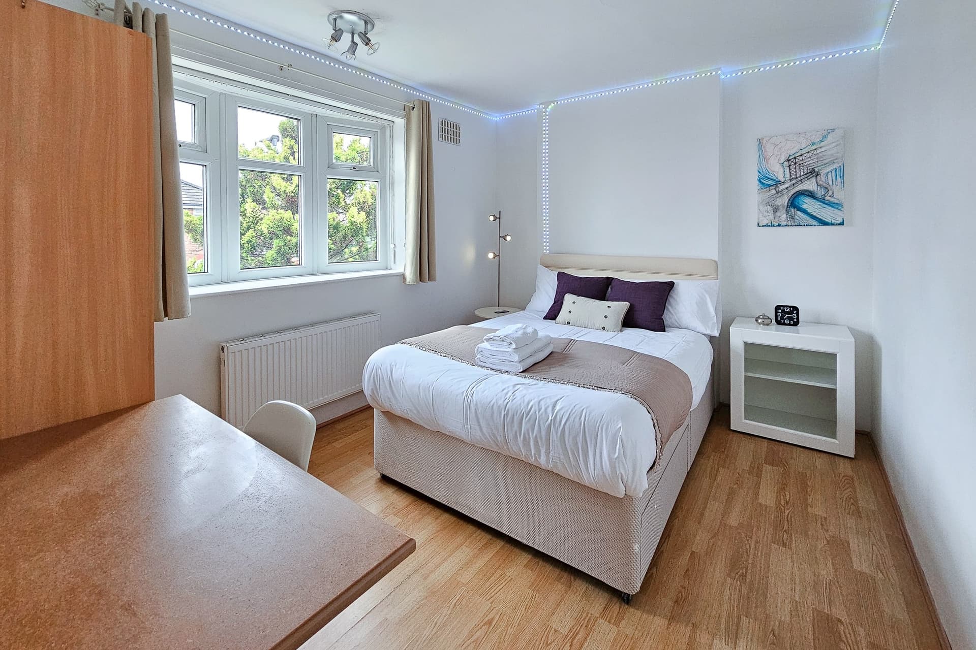Gateway Abode Near City Centre w. Street Parking - Image 3
