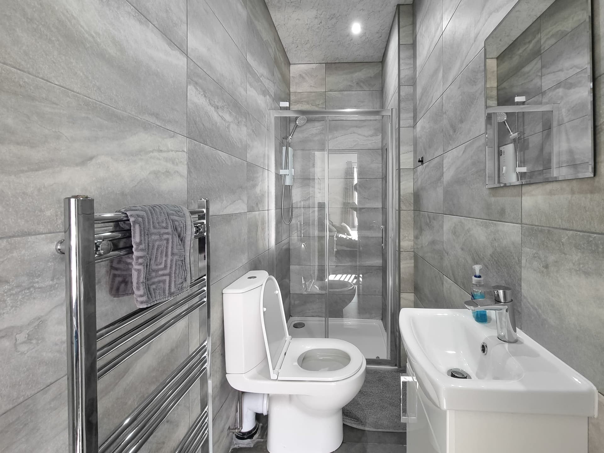 Cowesby Co-Living - Private Room Self-Cater - Image 4